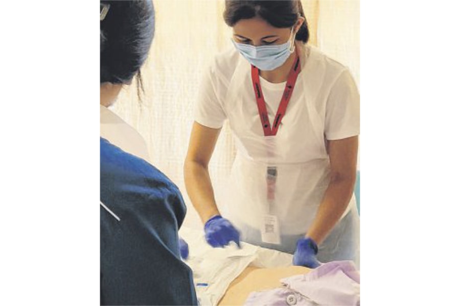 女佣自掏腰包参加年长者护理课程